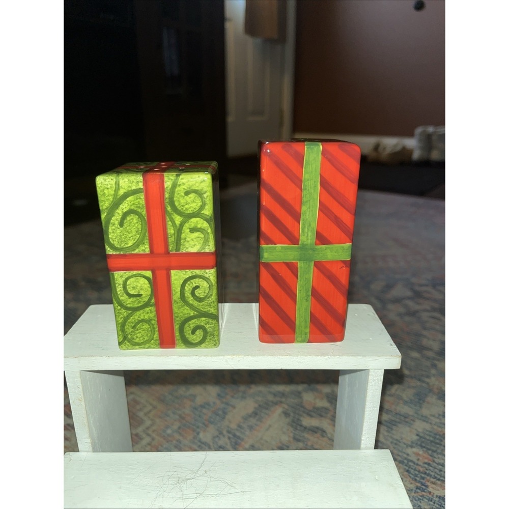 Christmas gift box green/red present  ceramic Salt & Pepper Set Dept 56 decor